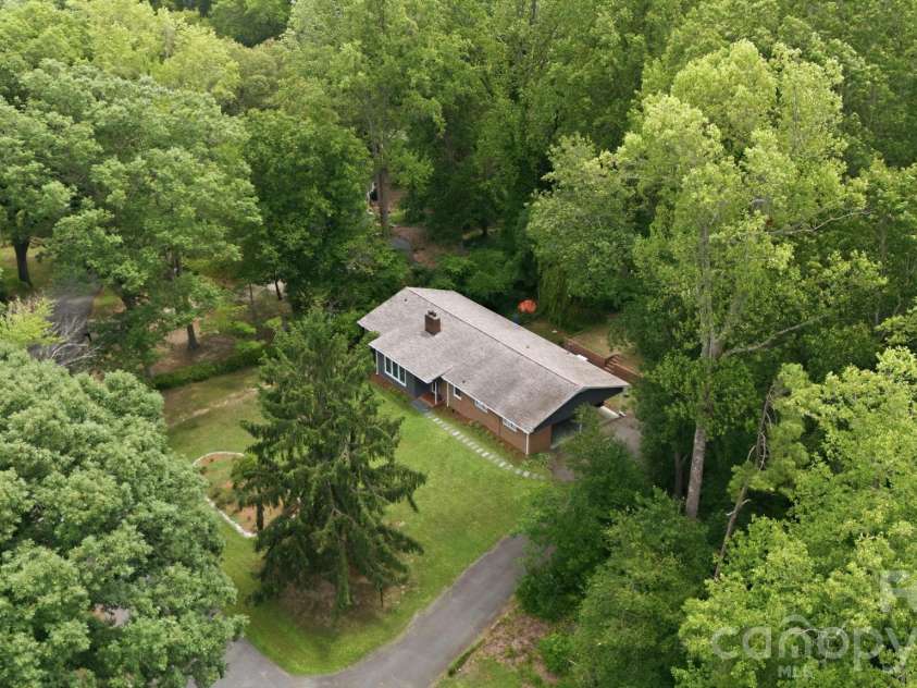 138 Circle Drive, Thomasville, NC 27360.  MLS# CAR4406992, YatesRealty ID 39284. 