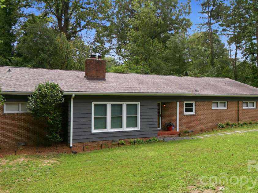 138 Circle Drive, Thomasville, NC 27360.  MLS# CAR4406992, YatesRealty ID 39284. 