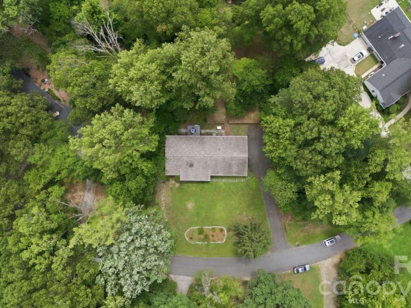 138 Circle Drive, Thomasville, NC 27360.  MLS# CAR4406992, YatesRealty ID 39284. 