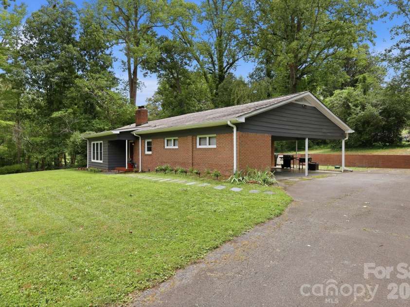 138 Circle Drive, Thomasville, NC 27360.  MLS# CAR4406992, YatesRealty ID 39284. 