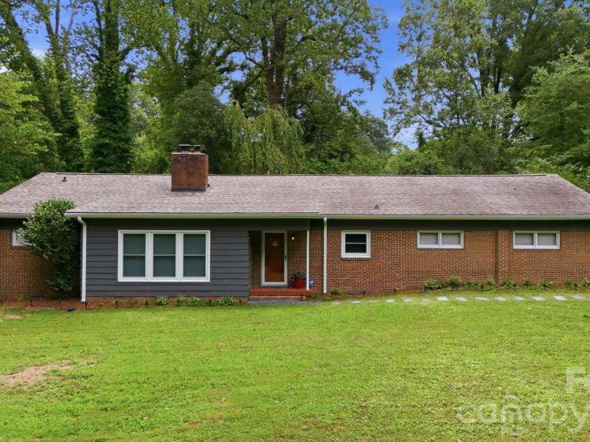 138 Circle Drive, Thomasville, NC 27360.  MLS# CAR4406992, YatesRealty ID 39284. 