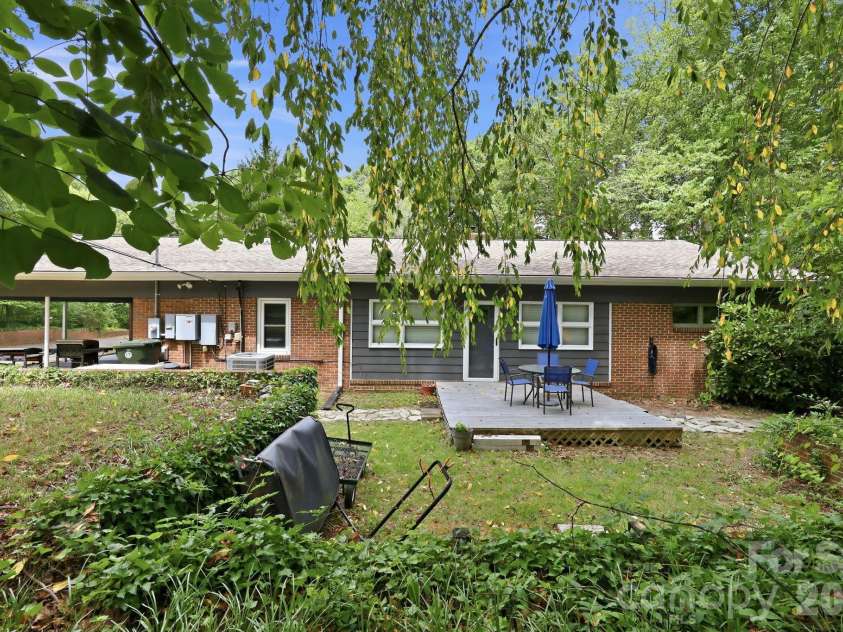 138 Circle Drive, Thomasville, NC 27360.  MLS# CAR4406992, YatesRealty ID 39284. 