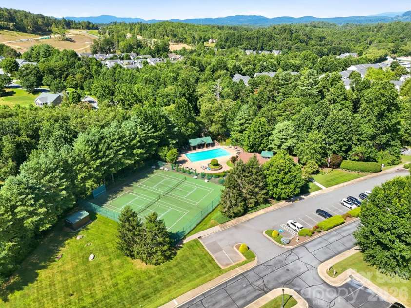 2705 Deermouse Way, Hendersonville, NC 28792.  MLS# CAR4404914, YatesRealty ID 39289. Amenities