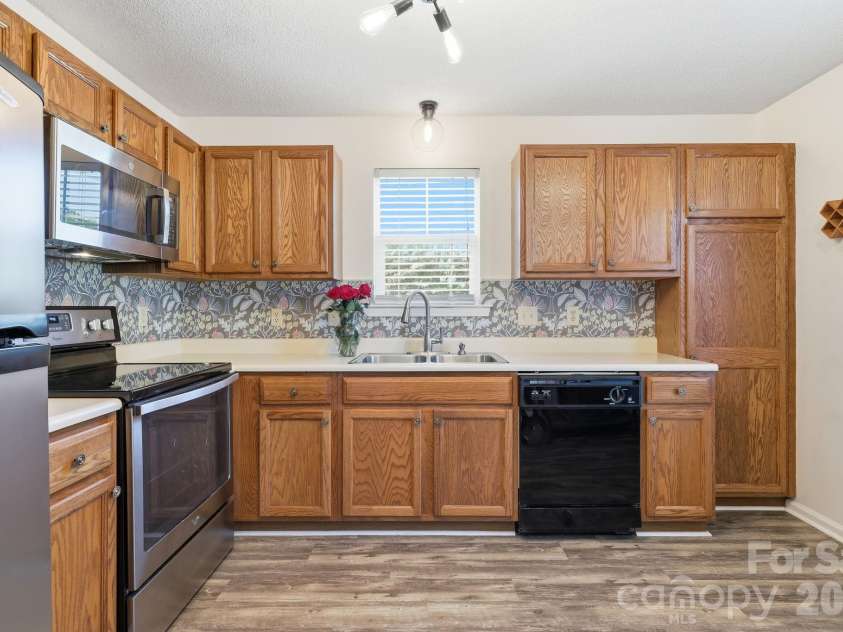 2705 Deermouse Way, Hendersonville, NC 28792.  MLS# CAR4404914, YatesRealty ID 39289. Kitchen