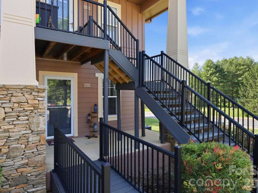 2705 Deermouse Way, Hendersonville, NC 28792.  MLS# CAR4404914, YatesRealty ID 39289. Main Level End Unit