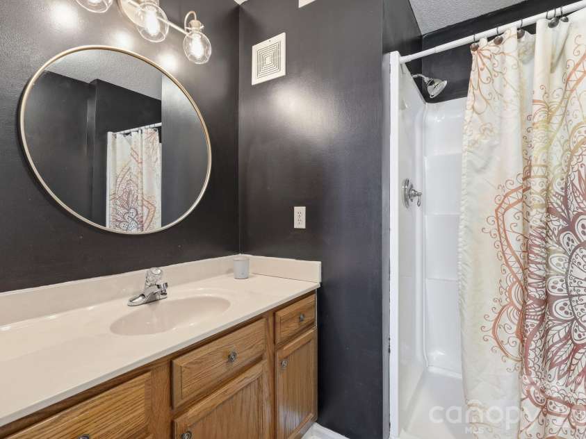 2705 Deermouse Way, Hendersonville, NC 28792.  MLS# CAR4404914, YatesRealty ID 39289. Primary Bath