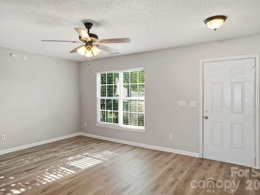 1528 Harland Street, Charlotte, NC 28216.  MLS# CAR4400321, YatesRealty ID 39290. 