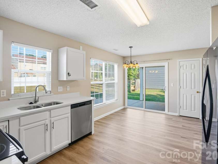 1528 Harland Street, Charlotte, NC 28216.  MLS# CAR4400321, YatesRealty ID 39290. 