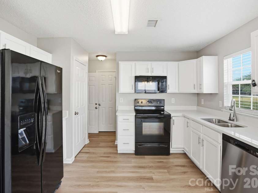 1528 Harland Street, Charlotte, NC 28216.  MLS# CAR4400321, YatesRealty ID 39290. 