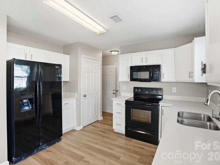 1528 Harland Street, Charlotte, NC 28216.  MLS# CAR4400321, YatesRealty ID 39290. 