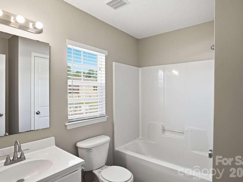 1528 Harland Street, Charlotte, NC 28216.  MLS# CAR4400321, YatesRealty ID 39290. 