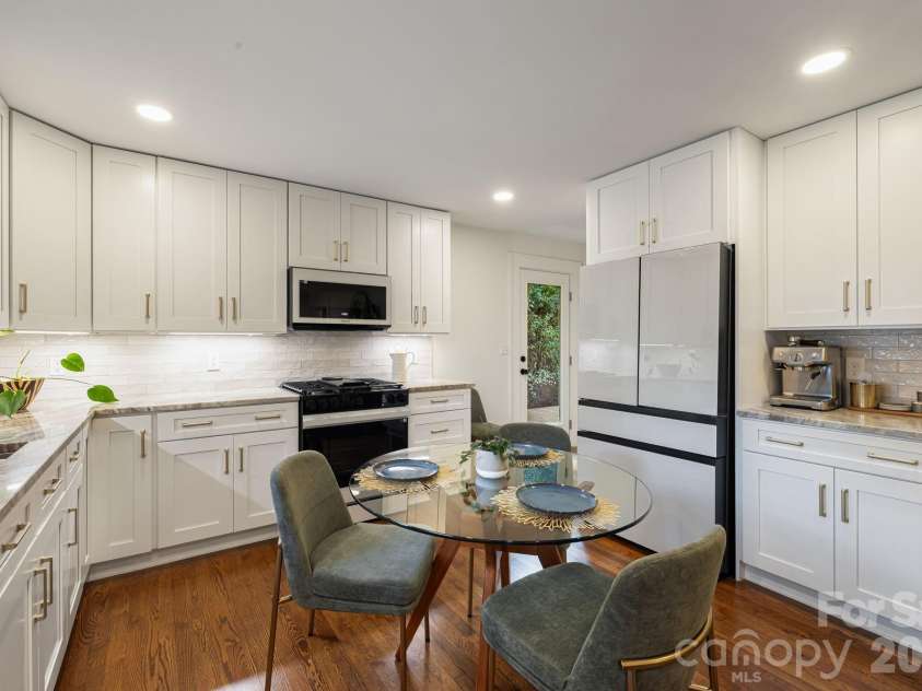 107 Beverly Road, Asheville, NC 28805.  MLS# CAR4406610, YatesRealty ID 39291. 