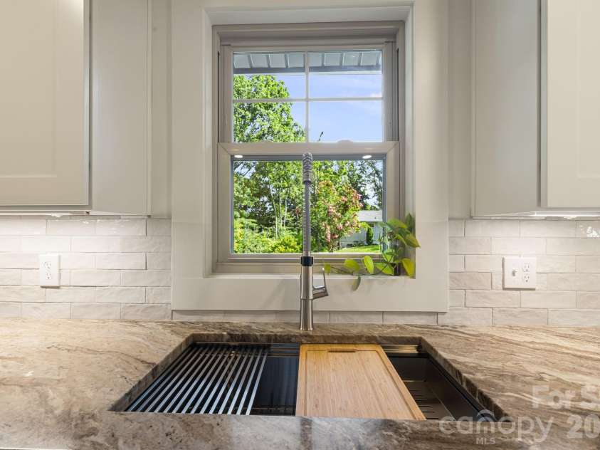 107 Beverly Road, Asheville, NC 28805.  MLS# CAR4406610, YatesRealty ID 39291. 