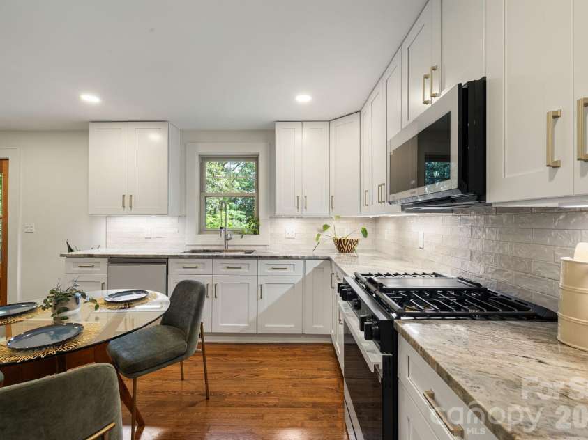 107 Beverly Road, Asheville, NC 28805.  MLS# CAR4406610, YatesRealty ID 39291. 