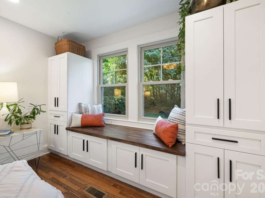 107 Beverly Road, Asheville, NC 28805.  MLS# CAR4406610, YatesRealty ID 39291. 