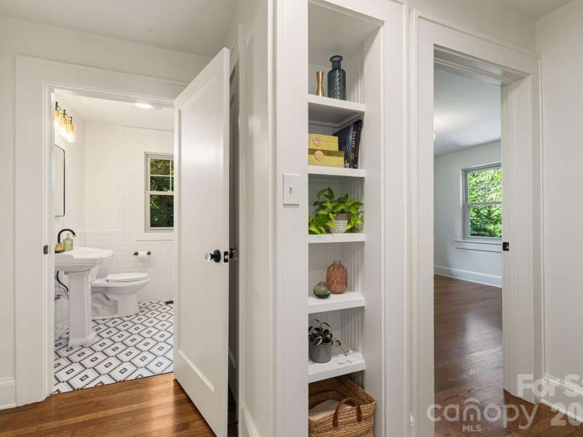 107 Beverly Road, Asheville, NC 28805.  MLS# CAR4406610, YatesRealty ID 39291. 