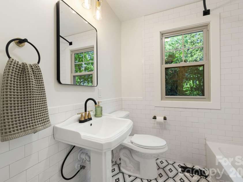 107 Beverly Road, Asheville, NC 28805.  MLS# CAR4406610, YatesRealty ID 39291. 