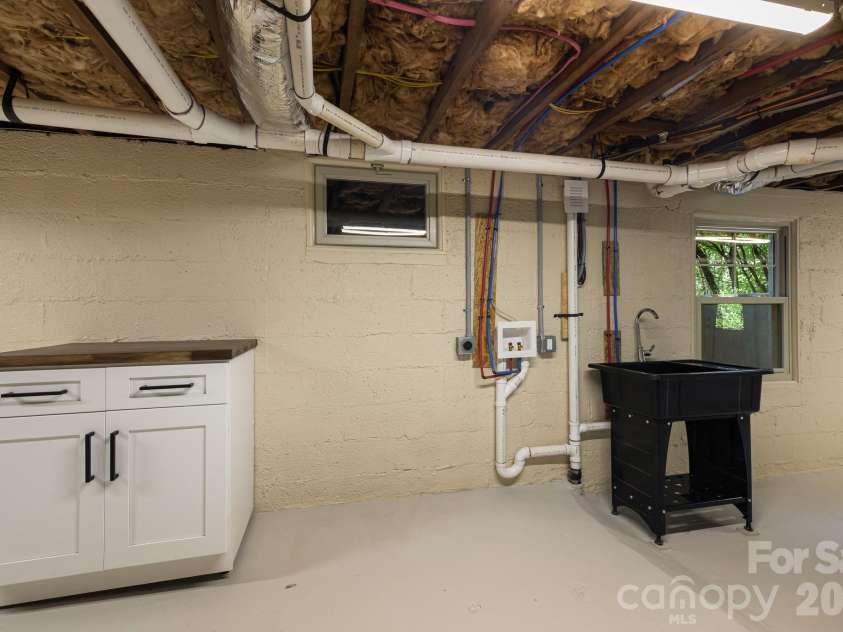 107 Beverly Road, Asheville, NC 28805.  MLS# CAR4406610, YatesRealty ID 39291. 