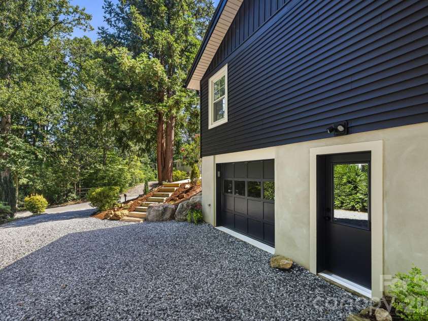 107 Beverly Road, Asheville, NC 28805.  MLS# CAR4406610, YatesRealty ID 39291. 