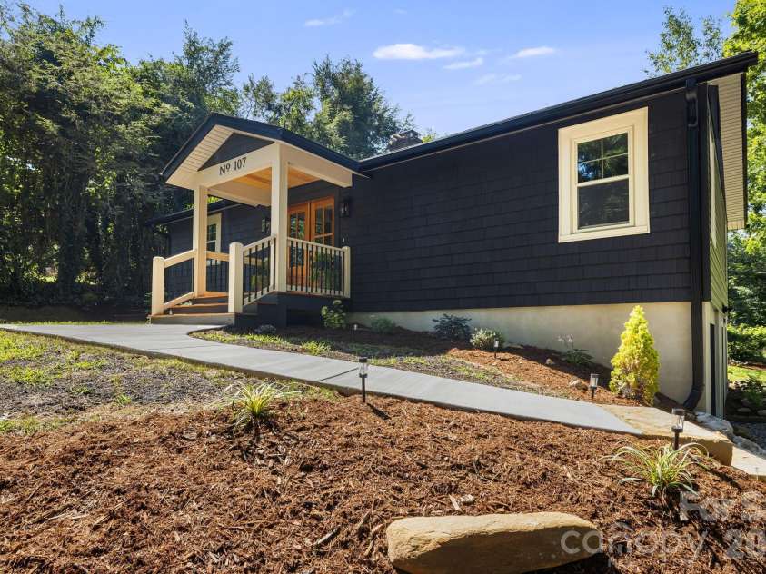 107 Beverly Road, Asheville, NC 28805.  MLS# CAR4406610, YatesRealty ID 39291. 
