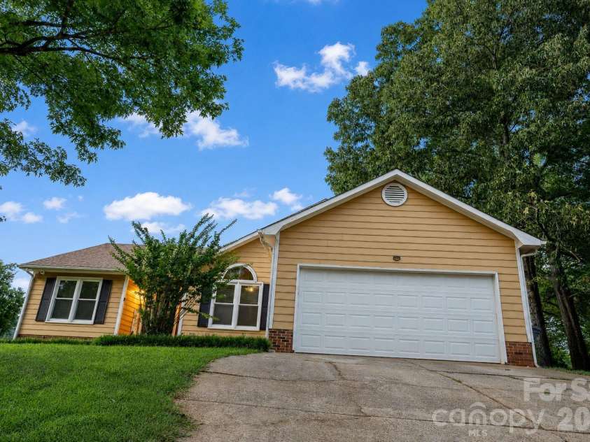 11513 Waterflower Lane, Charlotte, NC 28262.  MLS# CAR4406582, YatesRealty ID 39292. 