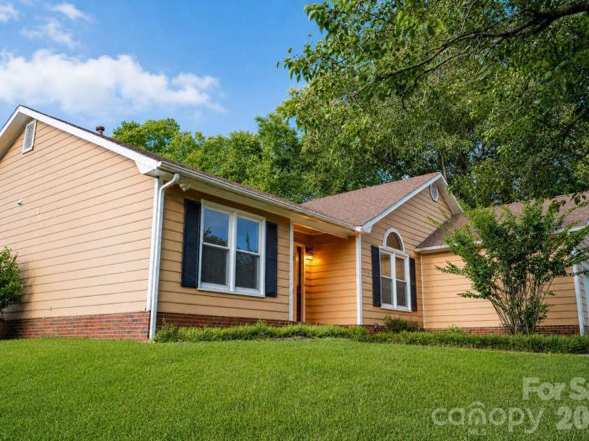 11513 Waterflower Lane, Charlotte, NC 28262.  MLS# CAR4406582, YatesRealty ID 39292. 