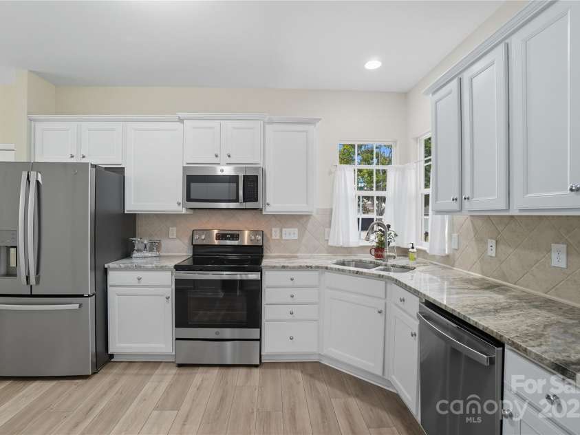 17436 Hawks View Drive, Indian Land, SC 29707.  MLS# CAR4309936, YatesRealty ID 393. Kitchen