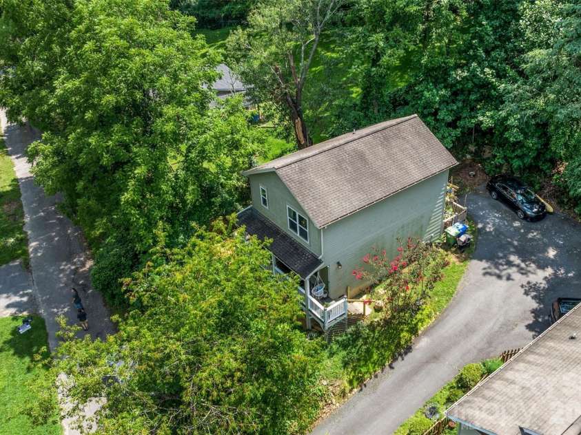 18 Old West Chapel Road, Asheville, NC 28803.  MLS# CAR4404864, YatesRealty ID 39301. 