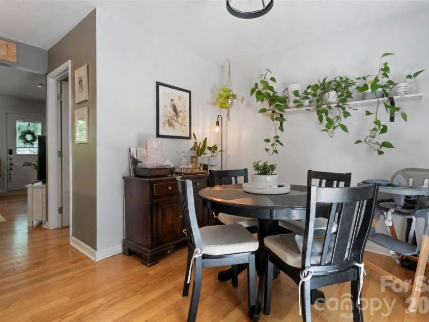 18 Old West Chapel Road, Asheville, NC 28803.  MLS# CAR4404864, YatesRealty ID 39301. Dining area