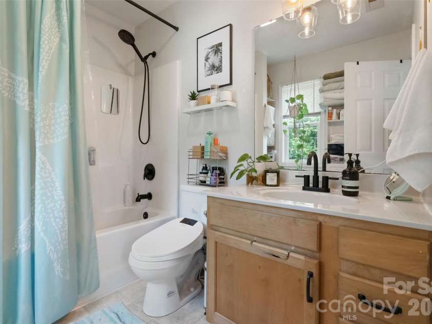 18 Old West Chapel Road, Asheville, NC 28803.  MLS# CAR4404864, YatesRealty ID 39301. Primary Bath