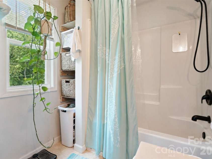 18 Old West Chapel Road, Asheville, NC 28803.  MLS# CAR4404864, YatesRealty ID 39301. Primary Bath