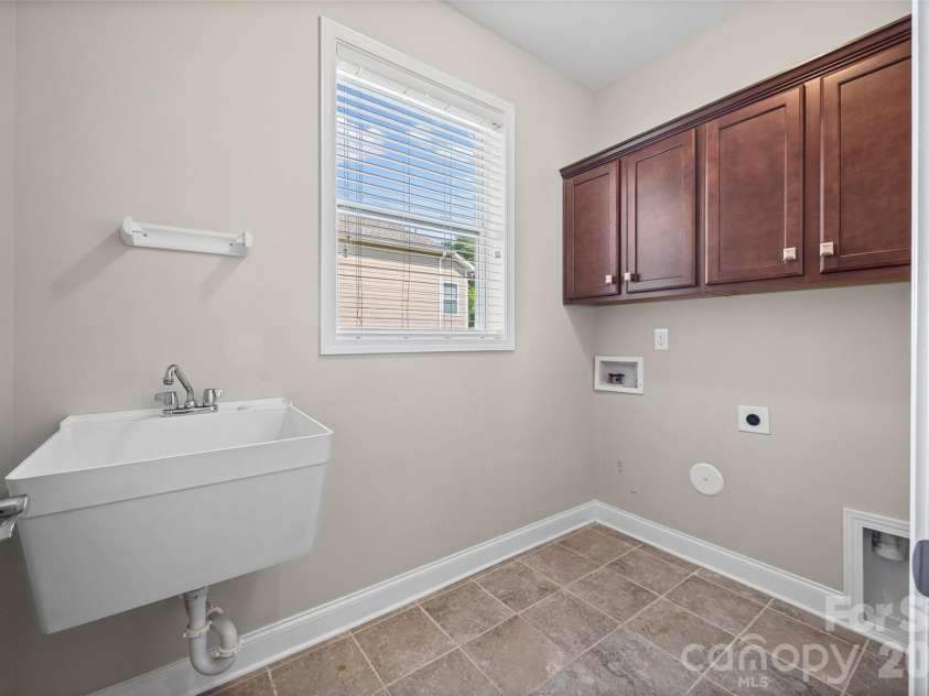5218 Casper Drive, Charlotte, NC 28214.  MLS# CAR4404834, YatesRealty ID 39302. 