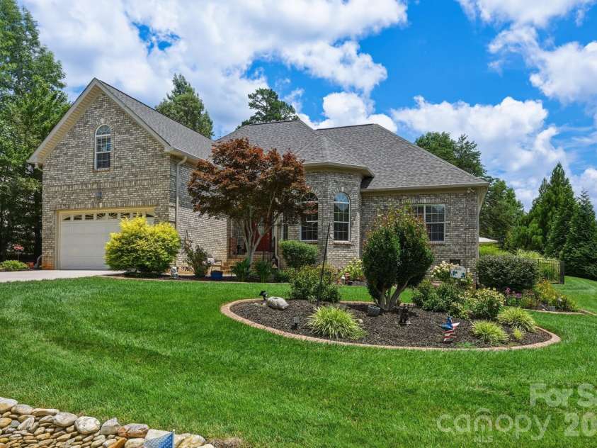 4659 Sagittarius Circle, Denver, NC 28037.  MLS# CAR4404495, YatesRealty ID 39306. Great curb appeal and landscaping