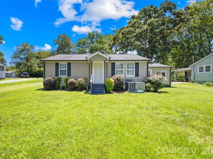 316 20th Avenue, Hickory, NC 28601.  MLS# CAR4404680, YatesRealty ID 39310. 