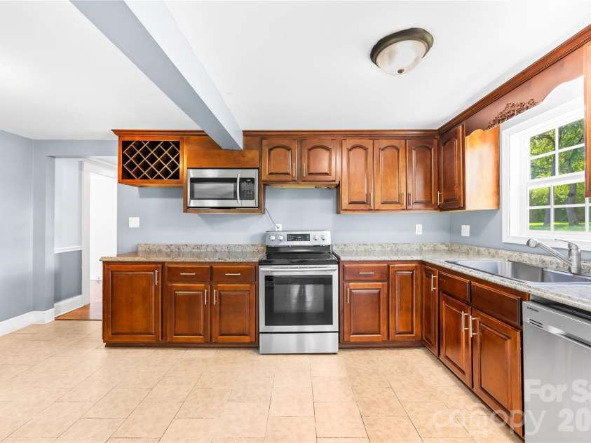 316 20th Avenue, Hickory, NC 28601.  MLS# CAR4404680, YatesRealty ID 39310. 