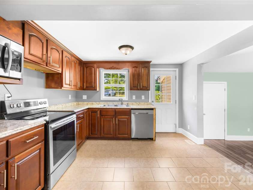 316 20th Avenue, Hickory, NC 28601.  MLS# CAR4404680, YatesRealty ID 39310. 