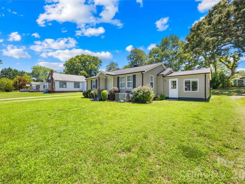 316 20th Avenue, Hickory, NC 28601.  MLS# CAR4404680, YatesRealty ID 39310. 