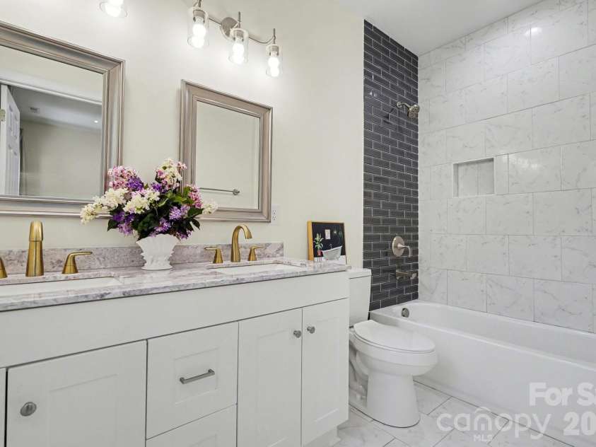 2415 Kimway Drive, Matthews, NC 28105.  MLS# CAR4405073, YatesRealty ID 39311. 
