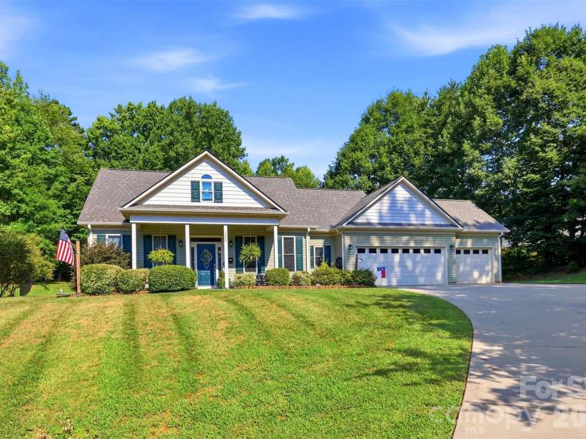3809 Creek Ridge Drive, Denver, NC 28037.  MLS# CAR4403828, YatesRealty ID 39313. 
