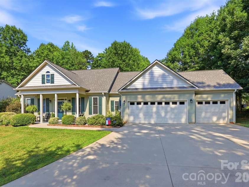 3809 Creek Ridge Drive, Denver, NC 28037.  MLS# CAR4403828, YatesRealty ID 39313. 