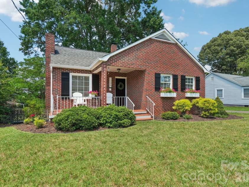 1135 13th Avenue Avenue, Hickory, NC 28601.  MLS# CAR4403535, YatesRealty ID 39314. 