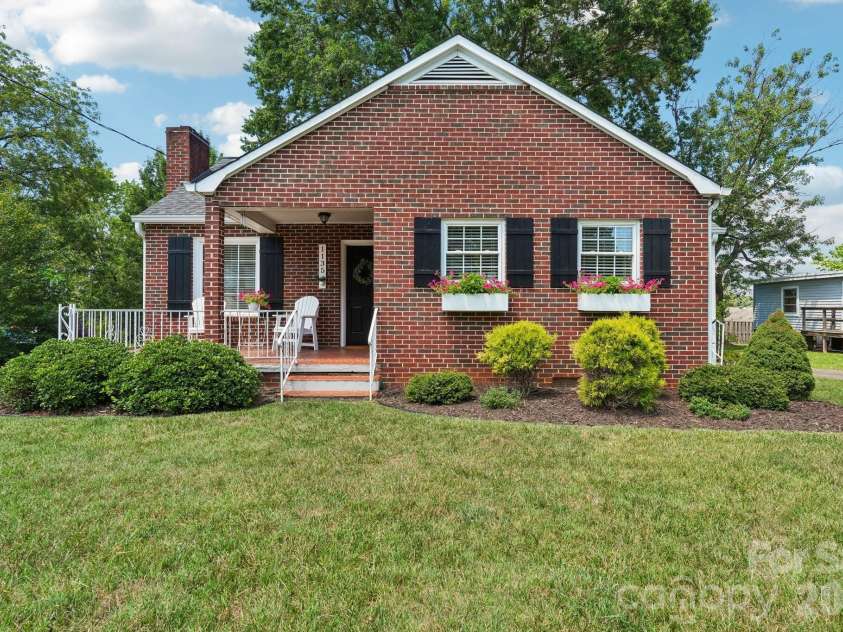 1135 13th Avenue Avenue, Hickory, NC 28601.  MLS# CAR4403535, YatesRealty ID 39314. 
