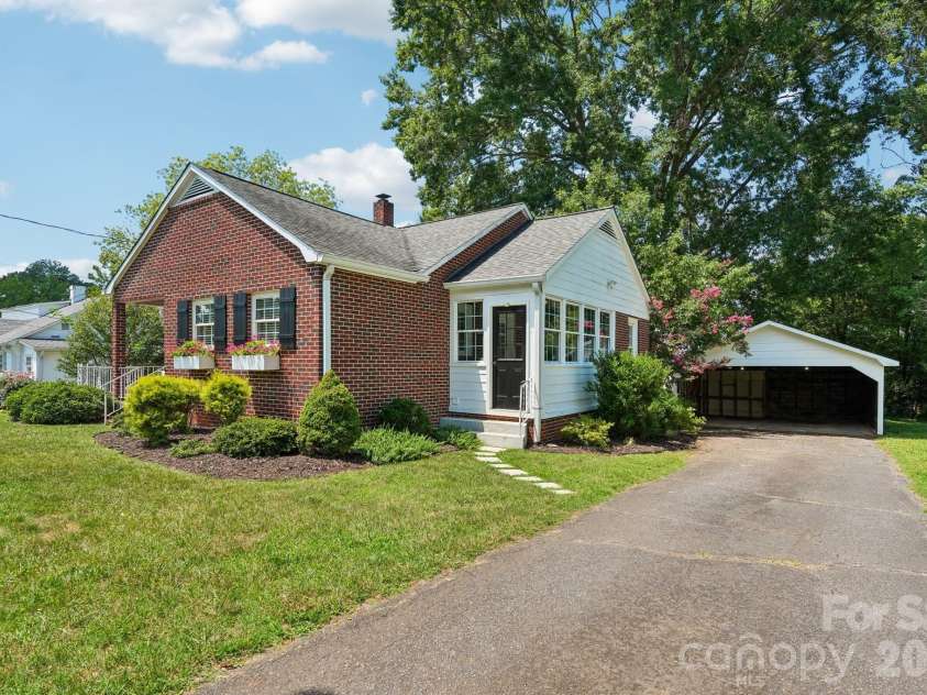 1135 13th Avenue Avenue, Hickory, NC 28601.  MLS# CAR4403535, YatesRealty ID 39314. 
