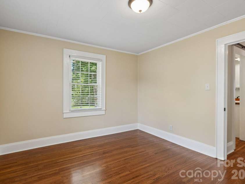 1135 13th Avenue Avenue, Hickory, NC 28601.  MLS# CAR4403535, YatesRealty ID 39314. 