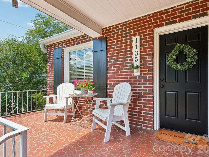 1135 13th Avenue Avenue, Hickory, NC 28601.  MLS# CAR4403535, YatesRealty ID 39314. Front Porch