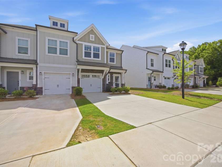 2037 Crooked Oak Lane, York, SC 29745.  MLS# CAR4400785, YatesRealty ID 39319. 