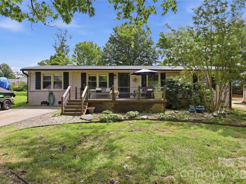 21013 Entrada Drive, Cornelius, NC 28031.  MLS# CAR4402041, YatesRealty ID 39320. Classic ranch exterior with an inviting full-width front deck.