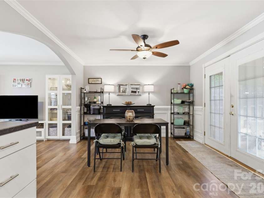 21013 Entrada Drive, Cornelius, NC 28031.  MLS# CAR4402041, YatesRealty ID 39320. Dining area with direct access to the covered rear patio.