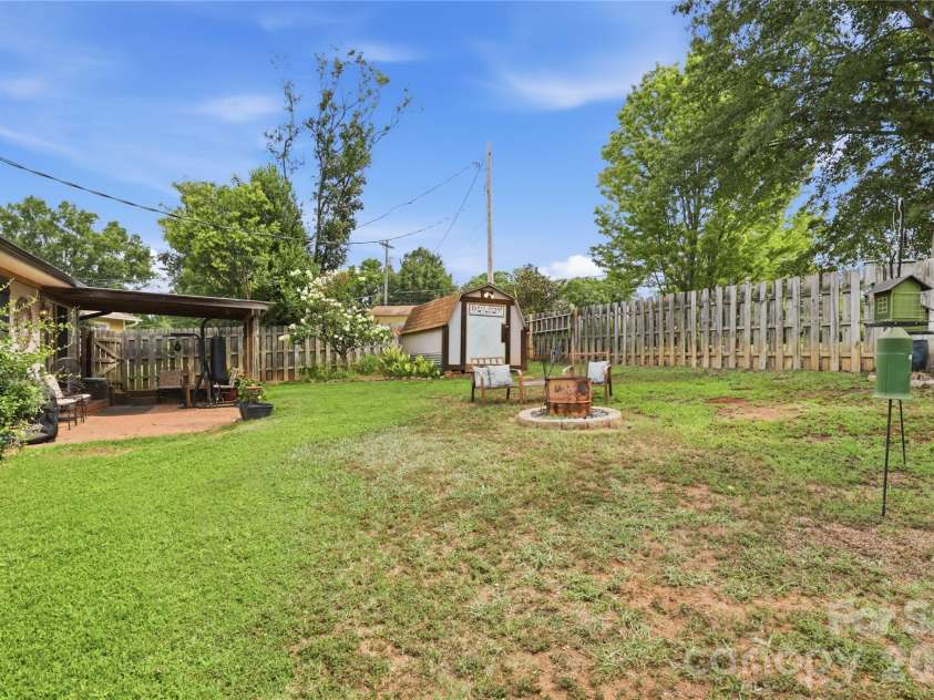 21013 Entrada Drive, Cornelius, NC 28031.  MLS# CAR4402041, YatesRealty ID 39320. Fenced backyard with room to gather around the fire pit.
