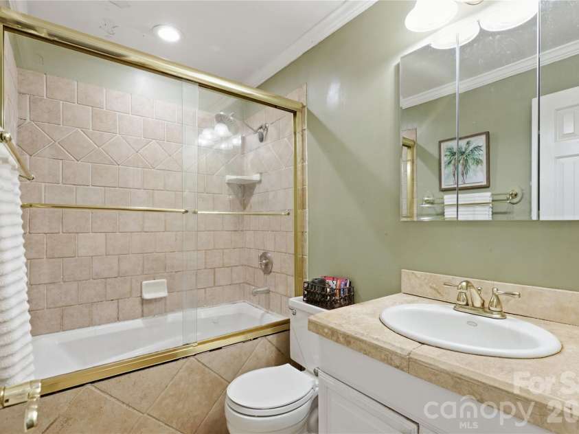 21013 Entrada Drive, Cornelius, NC 28031.  MLS# CAR4402041, YatesRealty ID 39320. Full bath located in hallway with tub and shower combination.